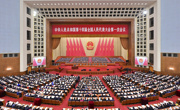 十四届全国人大一次会议举行第二次全体会议 习近平等在主席台就座